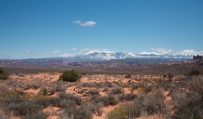 Schneeberge in Wüste, Utah