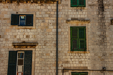 Fototapeta na wymiar Altes Fenster in Häuserwand in Dubrovnik