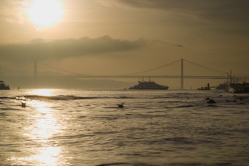 Fototapeta na wymiar Precioso atardecer sobre el puente de Lisboa.