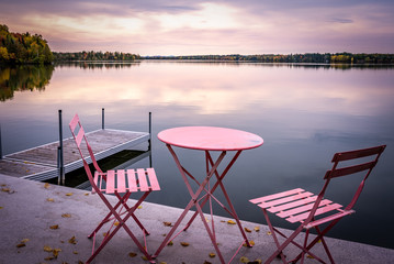 Matin paisible au chalet avec vue sur le quais