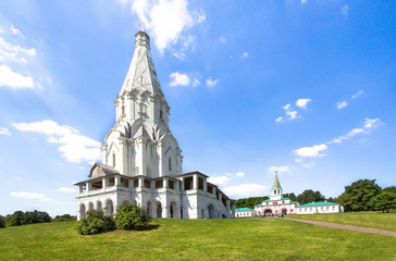 Fototapeta na wymiar Church of the Ascension in Kolomenskoye park, Moscow, Russia