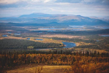 Schwedische Herbstlandschaft beim Wandern zum Berg Kurravaara im Kreis Norrbotten, Gemeinde Kiruna, Nordschweden © tsuguliev