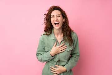 Obraz premium Young pretty woman over isolated pink background smiling a lot