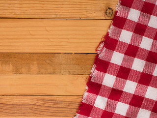 mantel de cuadros en mesa de madera