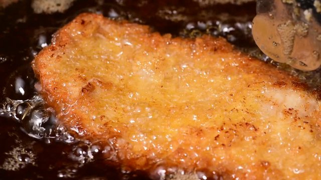 トンカツを揚げる