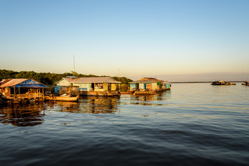 Obraz premium The Floating Village of Kampong Khleang on Tonle Sap Lake at Siem Reap Cambodia During Sunset