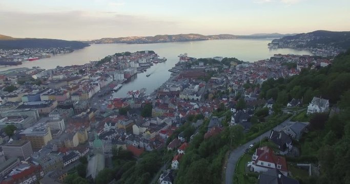 Aerial view of Vågen harbour, Byfjorden fjord and old city from Mount Fløyen (Fløyfjellet), Bergen, Hordaland, Norway, Scandinavia 