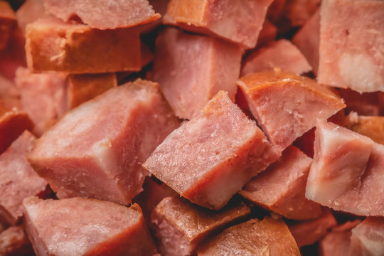 Lingui&ccedil;a calabresa picada. Comida brasileira, cozinha brasileira, carnes, porco.