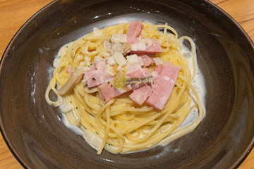 carbonara spaghetti and bacon in brown dish