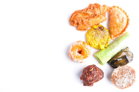 A flatlay picture of Nusantara dessert or bitesized snack called "kuih" on white background.