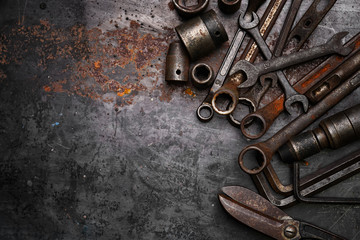 Flat lay Old hand tools ,Pliers screwdriver wrench rusted iron metal tools on Steel plate at garage - obrazy, fototapety, plakaty