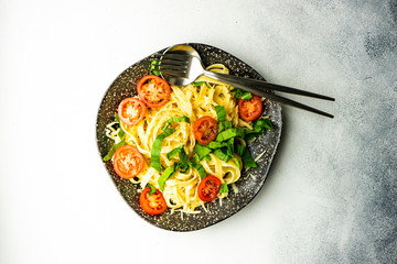 Pasta with spinach and tomatoes