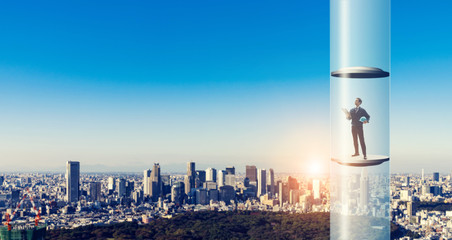 都市とエレベーター © metamorworks