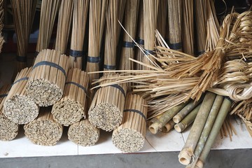 Bundles of split bamboo splints and natural fibers