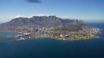 Obraz premium cape town table mountain epic view from helicopter