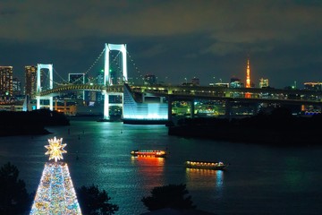 お台場から見る夜景・レインボーブリッジと東京タワー
