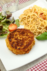 pané frit et spaghetti dans une assiette