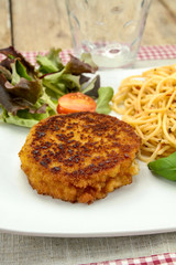 pané frit et spaghetti dans une assiette