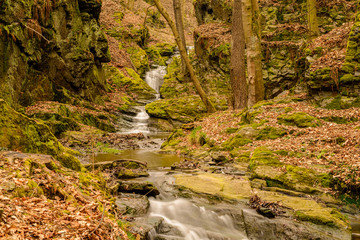 Obraz premium waterfall cascades on a creek in rocks