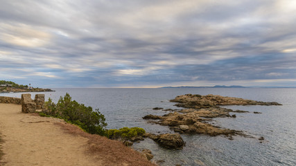 Paisaje rocoso de la Costa Brava, Alt Emporda en Cataluña, España