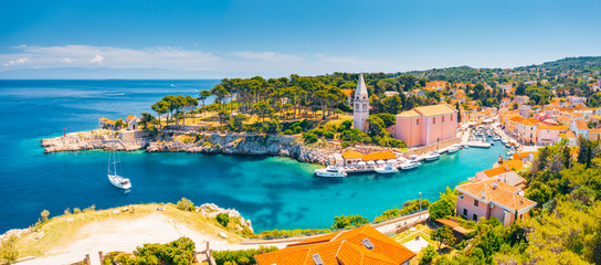 Vue panoramique sur le village du lagon bleu Veli Losinj aux beaux jours. Lieu de localisation golfe de Kvarner, île de Losinj, Croatie, Europe.