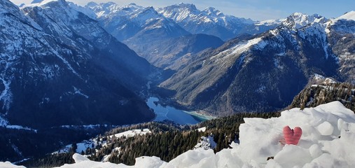 Piękny widok w górach, walentynki dla dwojga w górskim klimacie w Dolomitach
