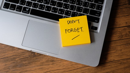 Don't forget message concept written post it on laptop keyboard - obrazy, fototapety, plakaty