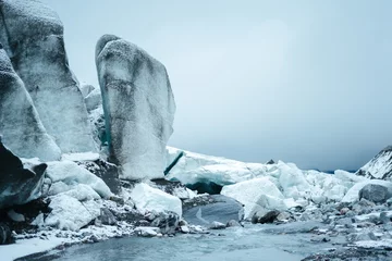 Foto auf Acrylglas Nach Farbe Schöne Landschaft mit riesigen schneebedeckten Felsformationen in der Nähe eines Flusses in Finse, Norwegen