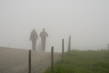 wanderer im kleinwalsertal bei nebel