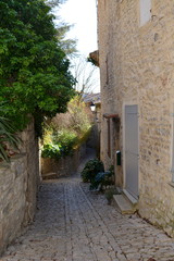 Fototapeta na wymiar rue provençale en pierre