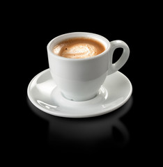 Fototapeta premium café con leche en taza blanca sobre fondo negro. latte coffee in white cup on black background.