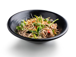Wok pasta con verduras sobre fondo blanco. wok pasta with vegetables on white background