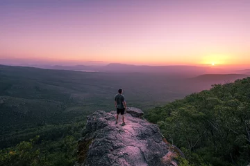 Schilderijen op glas Een man die op de uitkijk staat in het Grampians National Park, Australië © David