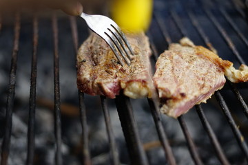 cocinando en la barbacoa una sabrosa carne de vaca
