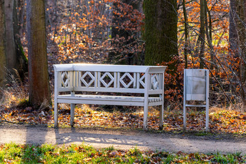 Parkbank und Mülleimer im Grünfelder Park in Waldenburg