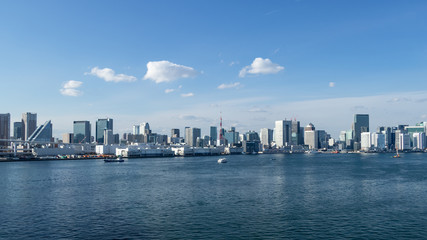 Fototapeta na wymiar 青空を背景にレインボーブリッジから見た東京湾岸のビル群
