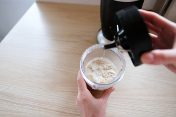 Frau macht sich ein Protein Shake nach fitness