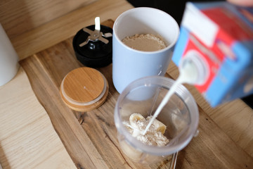 Frau macht sich ein Protein Shake nach fitness