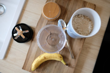 Frau macht sich ein Protein Shake nach fitness