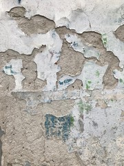 Stary popękany mur z odpadającą farbą