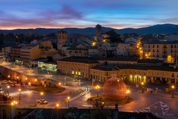 Obraz premium Segovia's cityscape with a view of Artillery square on New year's eve. Spain, December of 2019