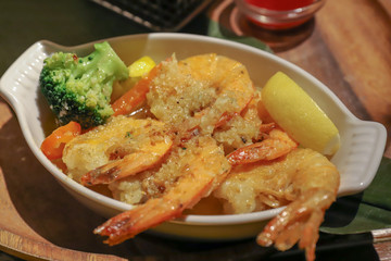  fried shrimps with garlic and vegetables