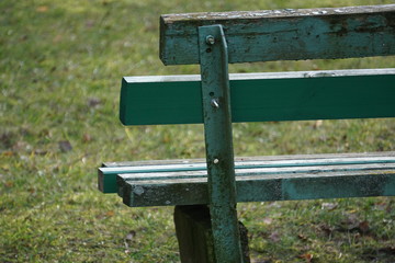 Naklejka premium wooden bench in the park