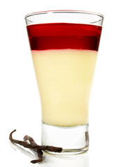 Rote Götterspeiße mit Vanillepudding
