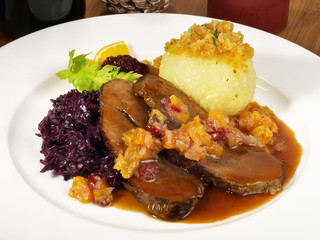 Wildschweinbraten mit Rotkohl und Knödel