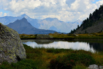 Naklejka premium lac et montagnes
