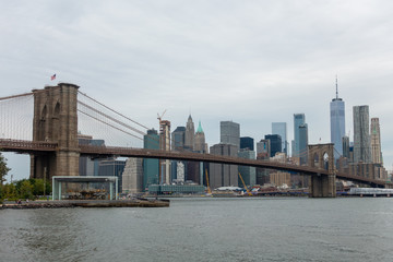Obraz premium Ludzie chodzą na Brooklyn Bridge w ciągu dnia