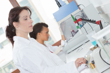 Obraz premium widok z boku kobiet naukowców przy pracy w laboratorium