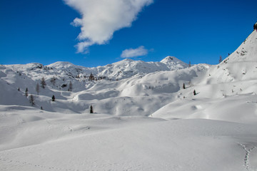 Fototapeta na wymiar Snowy landscape covered in snow Komna