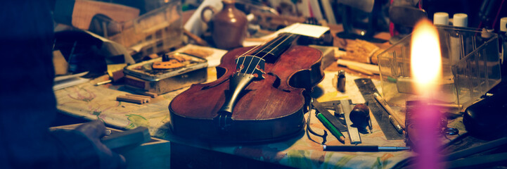 Artisan table violin maker - obrazy, fototapety, plakaty